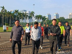 Momen Hari Terakhir di Menko Polhukam Mahfud Md Jalan Pagi Bareng Staf