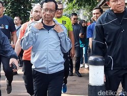 Hari Terakhir di Kemenko Polhukam, Mahfud Md Jalan Pagi Bareng Staf