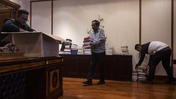 Mahfud Md Kemasi Barang Pribadi Sebelum Pamit dari Kemenko Polhukam