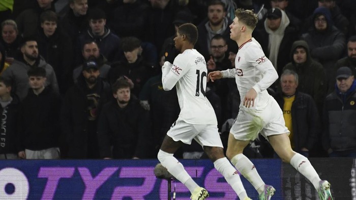 Manchester Uniteds Marcus Rashford, left, celebrates after scoring his sides opening goal during the English Premier League soccer match between Wolverhampton Wanderers and Manchester United at the Molineux Stadium in Wolverhampton, England, Thursday, Feb. 1, 2024. (AP Photo/Rui Vieira)