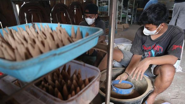 Mengintip Proses Pembuatan Dupa yang Pesanannya Melesat Jelang Imlek