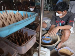 Mengintip Proses Pembuatan Dupa yang Pesanannya Melesat Jelang Imlek