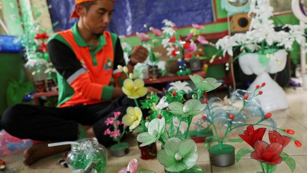 Mengubah Sampah Plastik Jadi Bunga Cantik