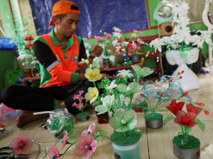 Mengubah Sampah Plastik Jadi Bunga Cantik