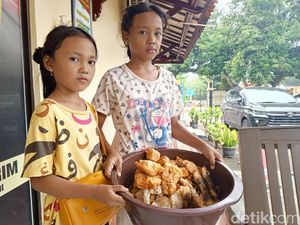 Kisah Natasya dan Naura Rela Tak Main demi Jual Gorengan Bantu Ortu
