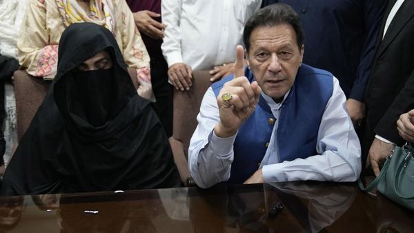 Foto Istri PM Pakistan, Ibu Negara Pertama Pakai Niqab Kini Dipenjara