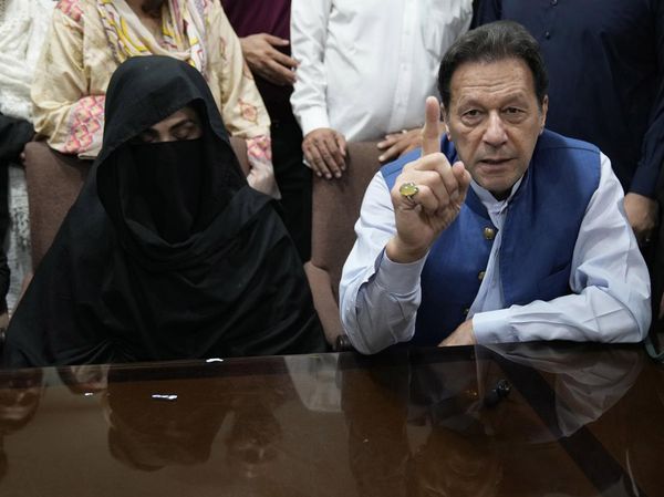 Foto Istri PM Pakistan, Ibu Negara Pertama Pakai Niqab Kini Dipenjara
