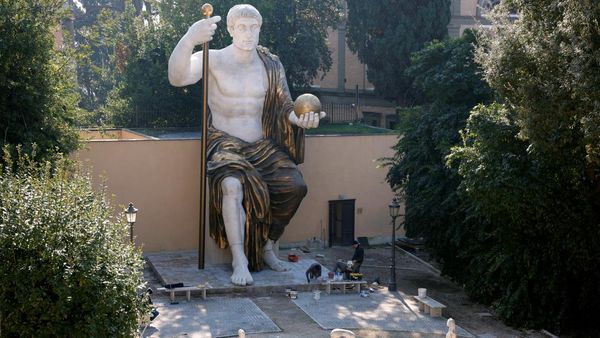 Patung Raksasa Kaisar Romawi Konstantinus Agung Hiasi Taman di Roma