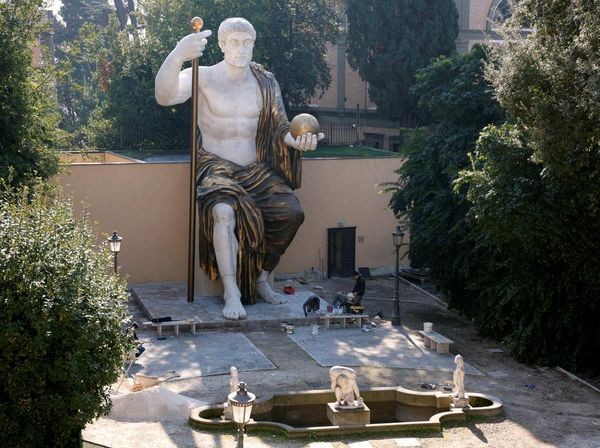 Patung Raksasa Kaisar Romawi Konstantinus Agung Hiasi Taman di Roma