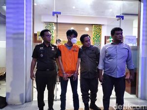 Kejari Cirebon Tahan Mantan Kades Tersangka Kasus Tilep APBDes Rp200 Juta Kejari Cirebon Tahan Mantan Kades Tersangka Kasus Tilep APBDes Rp200 Juta