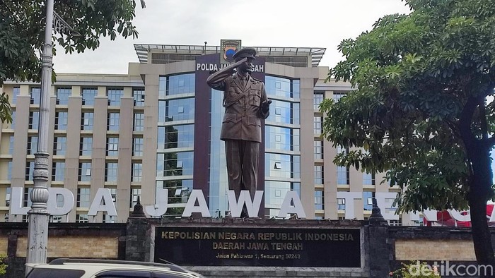 Penampakan Patung Jenderal Hoegeng di halaman Mapolda Jawa Tengah, Jalan Pahlawan, Kota Semarang, Jumat (2/2/2024).