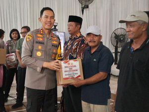 Polisi Gelar Baksos Sambil Ajak Warga Jombang Berpartisipasi di Pemilu 2024