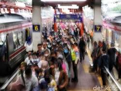 Viral Penumpang KRL Ribut di Stasiun Bekasi gara-gara Rebutan Eskalator