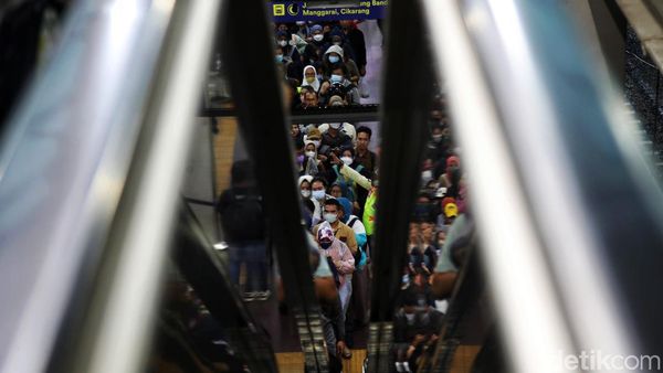 Potret Keriuhan Stasiun Bekasi yang Eskalatornya 100 Hari Mati