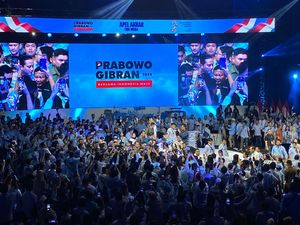 Prabowo Hadiri Apel Akbar TKN Muda di JCC, Disambut Riuh Relawan