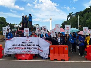Ratusan Mahasiswa Gelar Aksi Tolak Pemakzulan Jokowi di Monas Ratusan Mahasiswa Gelar Aksi Tolak Pemakzulan Jokowi di Monas