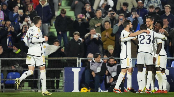 Real Madrids Joselu celebrates with teammates after scoring his sides second goal during the Spanish La Liga soccer match between Getafe and Real Madrid at the Coliseum Alfonso Perez stadium in Getafe, Spain, Thursday, Feb. 1, 2024. (AP Photo/Manu Fernandez)
