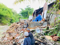 Sayuti Kehilangan Rumahnya Usai Hujan Deras Mengguyur Cirebon