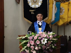 Saat Anak Penjual Gula Jawa Raih Profesor di UGM