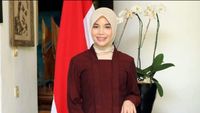 9 Gaya Siti Atikoh Istri Ganjar Pranowo Pakai Kebaya, Formal Elegan