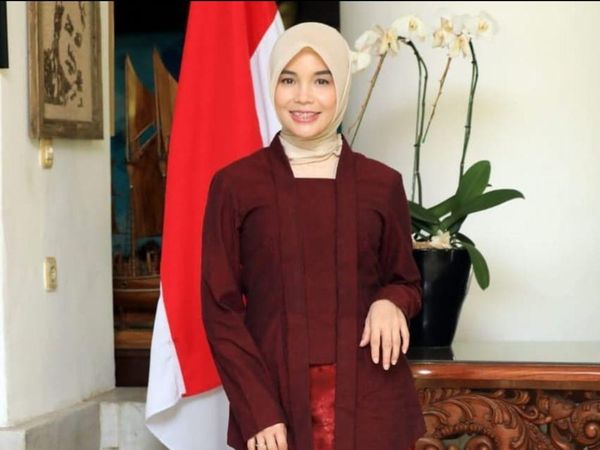 9 Gaya Siti Atikoh Istri Ganjar Pranowo Pakai Kebaya, Formal Elegan