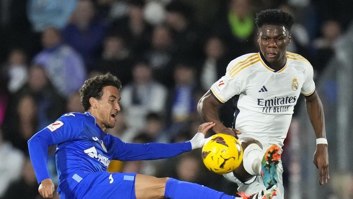 Real Madrids Aurelien Tchouameni, right, challenges Getafes Luis Milla during the Spanish La Liga soccer match between Getafe and Real Madrid at the Coliseum Alfonso Perez stadium in Getafe, Spain, Thursday, Feb. 1, 2024. (AP Photo/Manu Fernandez)