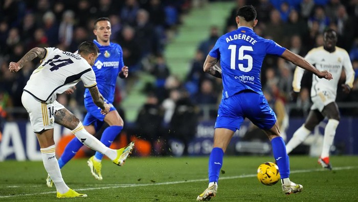 Real Madrids Joselu shoots to score his sides second goal during the Spanish La Liga soccer match between Getafe and Real Madrid at the Coliseum Alfonso Perez stadium in Getafe, Spain, Thursday, Feb. 1, 2024. (AP Photo/Manu Fernandez)