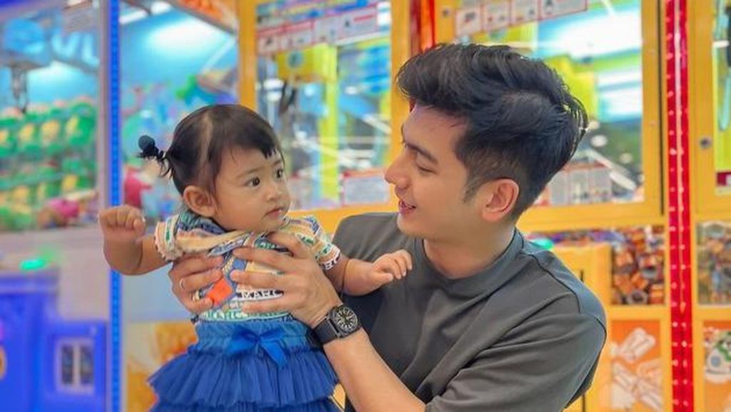 7 Foto Teuku Ryan Main Bareng Moana Usai Digugat Cerai, Pakai Cincin Nikah 7 Foto Teuku Ryan Main Bareng Moana Usai Digugat Cerai, Pakai Cincin Nikah