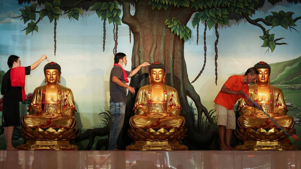 Tradisi Bersih-bersih Patung Dewa di Vihara Amurva Bhumi Tradisi Bersih-bersih Patung Dewa di Vihara Amurva Bhumi