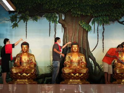 Tradisi Bersih-bersih Patung Dewa di Vihara Amurva Bhumi
