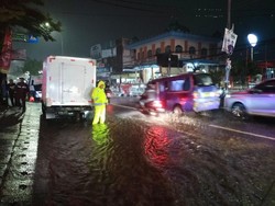 Truk Terguling di Jalan ARH Depok Sudah Dievakuasi, Lalin Berangsur Normal