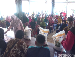 Emak-emak di Lumajang Rela Antre Berjam-jam demi Dapat Bantuan Beras