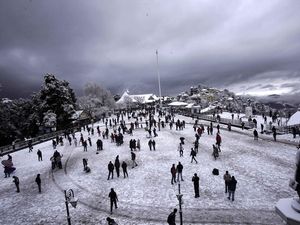 Wisatawan Asyik Mandi Salju di India