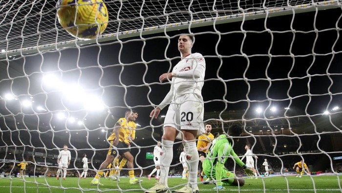 Soccer Football - Premier League - Wolverhampton Wanderers v Manchester United - Molineux Stadium, Wolverhampton, Britain - February 1, 2024 Manchester Uniteds Diogo Dalot looks dejected after Wolverhampton Wanderers Max Kilman scores their second goal REUTERS/Carl Recine NO USE WITH UNAUTHORIZED AUDIO, VIDEO, DATA, FIXTURE LISTS, CLUB/LEAGUE LOGOS OR LIVE SERVICES. ONLINE IN-MATCH USE LIMITED TO 45 IMAGES, NO VIDEO EMULATION. NO USE IN BETTING, GAMES OR SINGLE CLUB/LEAGUE/PLAYER PUBLICATIONS.