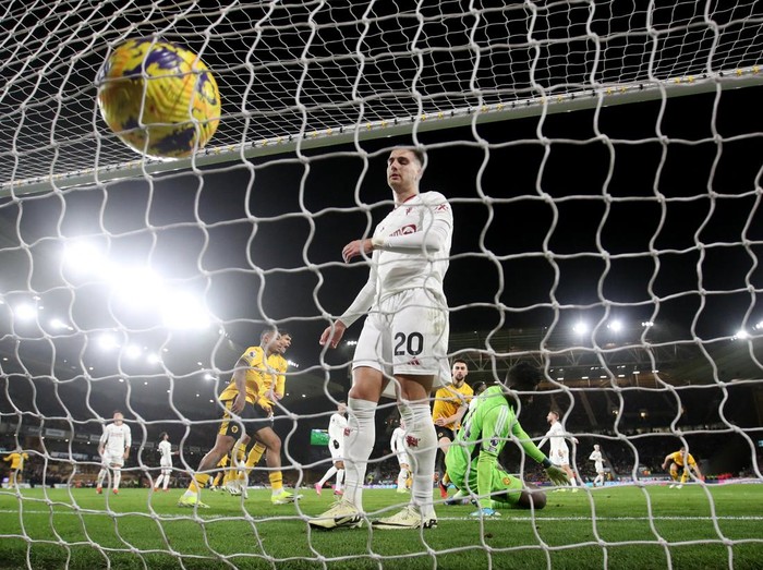 Soccer Football - Premier League - Wolverhampton Wanderers v Manchester United - Molineux Stadium, Wolverhampton, Britain - February 1, 2024 Manchester United's Diogo Dalot looks dejected after Wolverhampton Wanderers' Max Kilman scores their second goal REUTERS/Carl Recine NO USE WITH UNAUTHORIZED AUDIO, VIDEO, DATA, FIXTURE LISTS, CLUB/LEAGUE LOGOS OR 'LIVE' SERVICES. ONLINE IN-MATCH USE LIMITED TO 45 IMAGES, NO VIDEO EMULATION. NO USE IN BETTING, GAMES OR SINGLE CLUB/LEAGUE/PLAYER PUBLICATIONS.