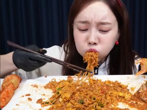 Lahap! YouTuber Ini Mukbang Indomie Goreng Pakai Chili Crab