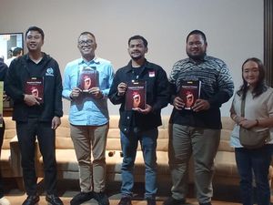 Alumni PPI Luncurkan Buku Policy Brief Indonesia 2024, Serahkan Cetakan Pertama ke Timses Capres