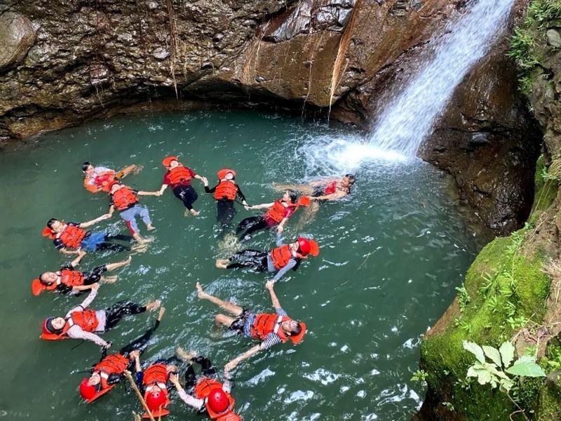 Aktivitas seru body rafting di Curug Panganten, Ciamis