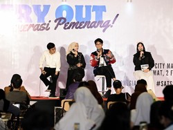 Alam Ganjar Bagi Tips Masuk Perguruan Tinggi Negeri ke Pelajar di Surabaya