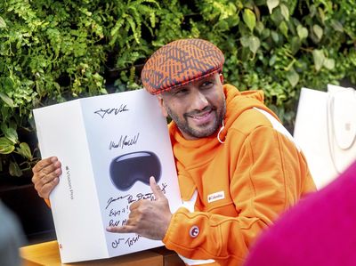 Penampakan Fanboy Apple Berduyun-duyun Jajal Headset Vision Pro