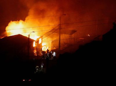 Kebakaran Hutan di Chili Merembet ke Rumah Warga