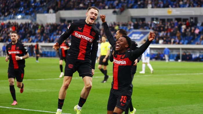 Soccer Football - Bundesliga - SV Darmstadt 98 v Bayer Leverkusen - Merck-Stadion am Bollenfalltor, Darmstadt, Germany - February 3, 2024 Bayer Leverkusens Nathan Tella celebrates scoring their second goal with Florian Wirtz REUTERS/Kai Pfaffenbach DFL REGULATIONS PROHIBIT ANY USE OF PHOTOGRAPHS AS IMAGE SEQUENCES AND/OR QUASI-VIDEO.