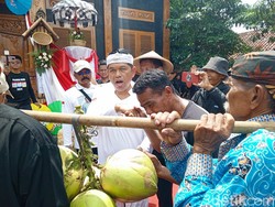 Dukung Prabowo, Warga Majalengka Bawa Hasil Panen Temui Dedi Mulyadi