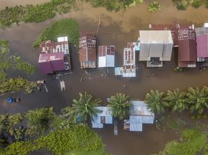 Potret Desa Terisolasi Banjir di Jambi Potret Desa Terisolasi Banjir di Jambi