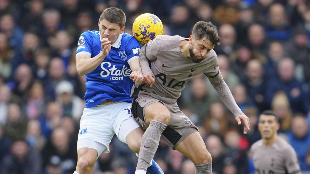 Tottenham Hotspur unggul 2-1 atas Everton di babak pertama (Foto: AP/Jon Super)