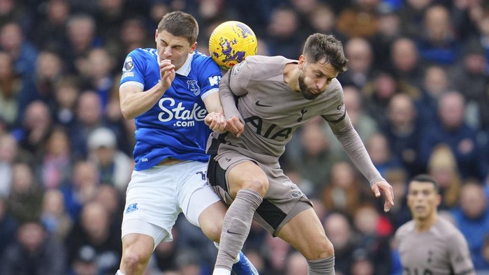 Tottenhams Rodrigo Bentancur, right, jumps for a header with Evertons Dominic Calvert-Lewin during the English Premier League soccer match between Everton and Tottenham Hotspur, at the Goodison Park stadium, in Liverpool, England, Saturday, Feb. 3, 2024. (AP Photo/Jon Super)