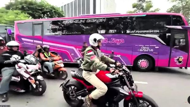 Ganjar Pranowo motoran menuju konser akbar GBK (screenshot YouTobe PDIP). Ganjar Pranowo motoran menuju konser akbar GBK (screenshot YouTobe PDIP).