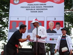 Ganjar Blusukan di Pluit Bareng Puan-Charles, Tanya Pendukung soal Bansos