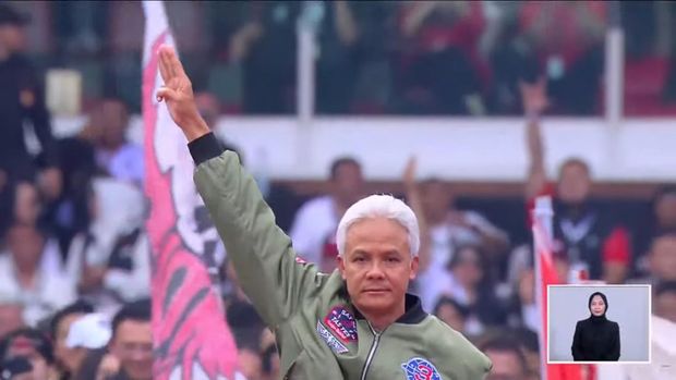 Ganjar salam 3 jari (screenshot YouTube PDI-Perjuangan) Ganjar salam 3 jari (screenshot YouTube PDI-Perjuangan)