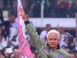 Momen Ganjar Beri Salam 3 Jari ke Udara di Penutupan Konser Akbar Momen Ganjar Beri Salam 3 Jari ke Udara di Penutupan Konser Akbar